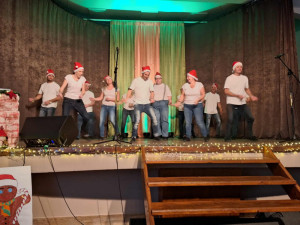 Pillanatfelvétel a vidám táncból, melyet ezen a rendezvényen adott elő először a tánccsoport