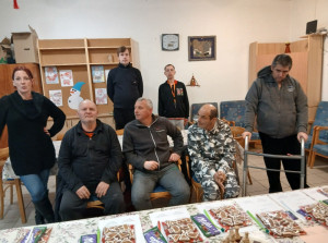 A játékosok egy kisebb csoportja a részlegvezetővel