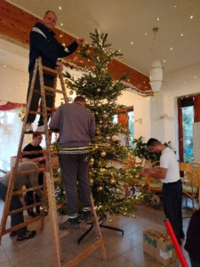 December 22-én a fenyőfa díszítése