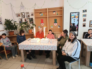 Ma szépen összegyűltünk, és köszöntöttük Zsuzsannát a 41-ik-, Ilonát az 61-ik-születésnapján, Ágnest és Veronikát a nevük napján Gesztenyés és csokoládétortákkal. (Január)