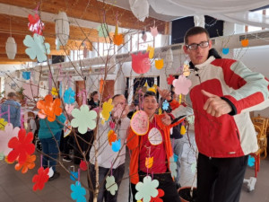 Ellátottaink jókedvűen díszítik a tojásfát