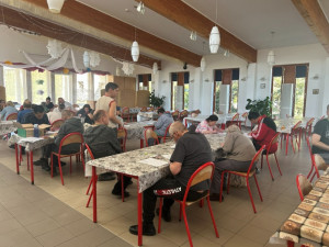 Mindenki aktívan színez, rajzol….készülnek a díszek és kavicsok….