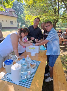 A lecsó alapanyagát készítik elő lakóink