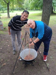 Közösen keverjük a bográcsban az ételt