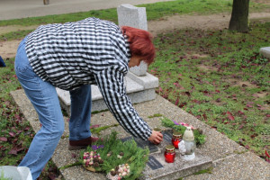 Mécsest gyújtottunk és koszorút helyeztünk el elhunyt ellátottunk sírjánál Csabrendeken