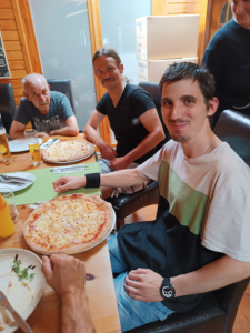 Megérkeztek a konyháról a finom pizzák, és a frissensültek is.