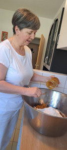 A kókuszgolyó alapanyagainak összekeverése folyamatban