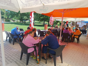 Közös ebéd a strand büféjénél