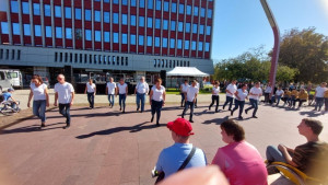 Pillanatfelvétel a „Hogyan tudnék élni nélküled” című nagysikerű film zenéjére koreografált táncból