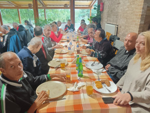 Az étteremben már jóllakva az asztalnál