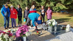 Sírdísz elhelyezése