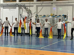 A meghajlás pillanata a tapsviharban, arcukon megkönnyebbült, elégedett mosoly