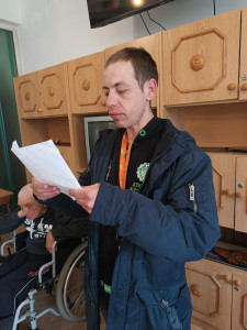 L. Zsolt megtanulta a verset, de biztosabbnak érezte felolvasni azt