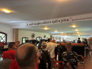 Az utazó kocsik között barangolva