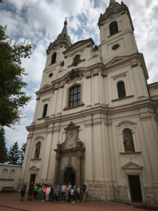 Csoportkép a bazilika előtt