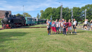 Csoportkép a kisvasútnál
