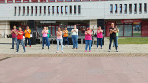 Pillanatfelvétel a csoportról tánc közben