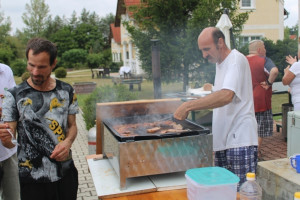 A sülő szalonna ínycsiklandozó illata száll a levegőben.