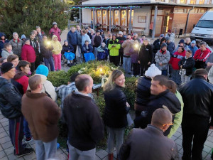 (Lakóinkkal közösen az adventi koszorú körül.)