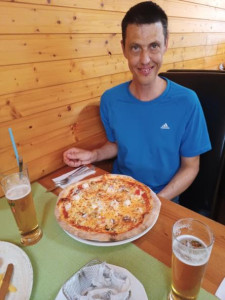 Megérkeztek a konyháról a finom pizzák, és a frissensültek is.