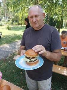 Dupla húsos hamburger friss zöldségekkel, és frissen sült hasáb burgonyával. 