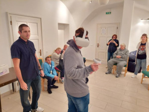 Ellátottunk kipróbálja a VR szemüveget