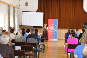 Uzslyné Dr. Pécsi Rita PhD, főiskolai tanár, neveléskutató előadását hallgatják az érdeklődők