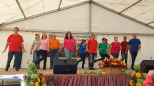 Tánccsoport előadás közben
