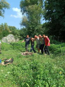 Csalán tiprása tánclépésekkel a szalonnasütő körül