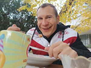 Finom falatokkal mosolygósan