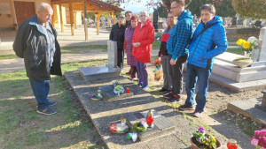 Az urnás sírhelyeknél