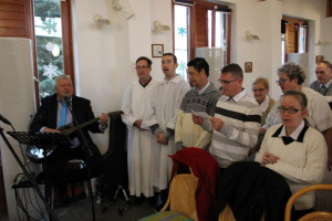 A hitéleti csoport tagjai énekkel készültek