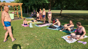 Pihenés, beszélgetés a strandon