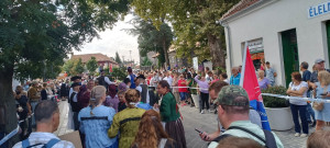 Rengetegen voltak kíváncsiak a felvonulókra
