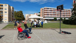 A fiúk kipróbálták a kosárlabdázást kerekesszékkel. Nagyon ügyesek voltak.