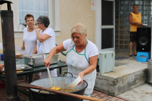 Az elkészült paprikáskrumplit kimerjük a tányérokba.