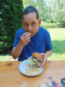 Dupla húsos hamburger friss zöldségekkel, és frissen sült hasáb burgonyával. 