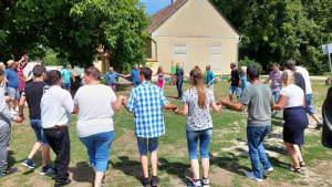 Egy kis néptánc: a résztvevők kört alkotva közösen táncolnak.