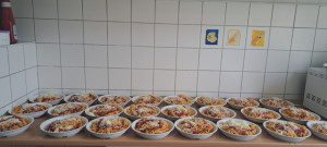 A méretes bolognai spagetti adagok ketchuppal, sajttal a tányérokon
