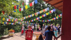 Színes imazászlók a meditációs központ bejáratánál
