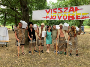 Csoportkép a szereplőkkel és a kísérőkkel