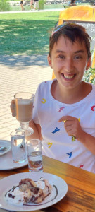 Széles mosoly a somlói és a latte mellé