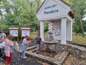 A Theodora forrásnál