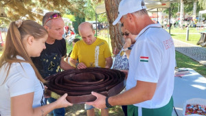 Egy ügyességi játékban erősen koncentrálnak a fiúk