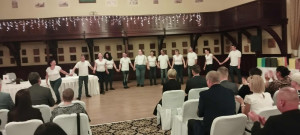 Táncosaink kéz a kézben fogadják a tapsot