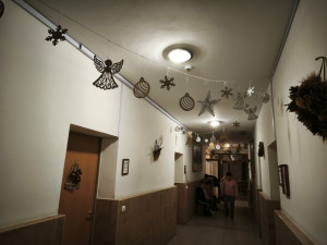 Ünnepi díszbe öltöztetett a folyosó