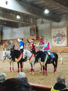 A mongol harcosok bezsebelik a tapsot lovas mutatványaik után