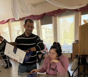 Nőnapi ajándék átadása