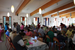 Nyüzsög mindenki, készülnek a papírláncok