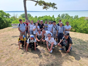Csoportkép a mesés panoráma előtt